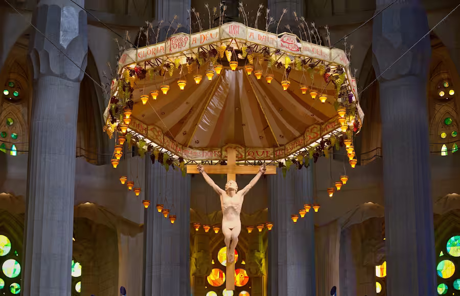 Le Christ en croix domine l'espace